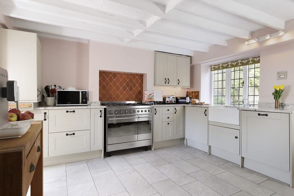 Archway House Kitchen - StayCotswold