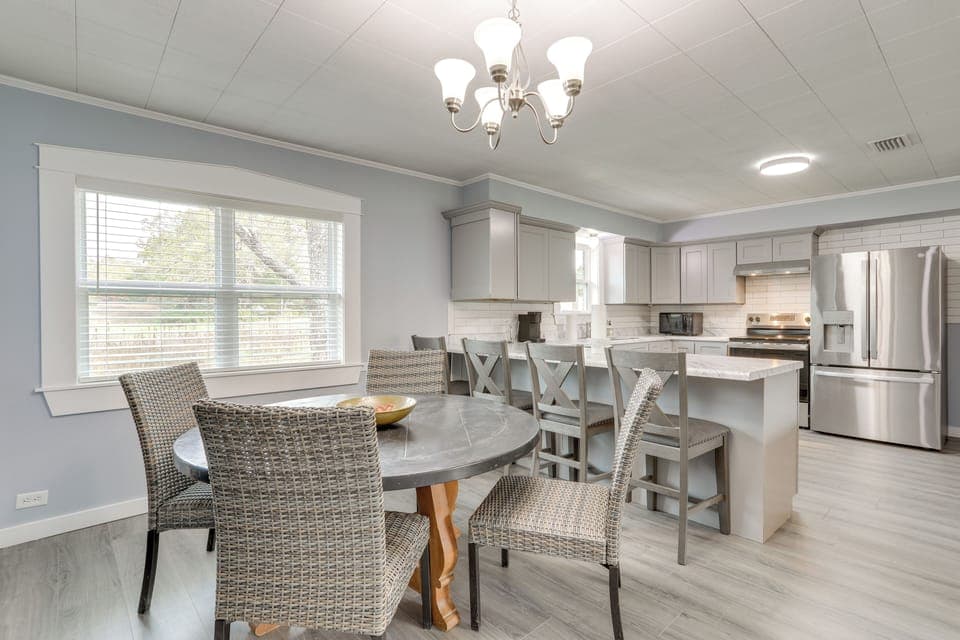 Dining Area | Breakfast Bar | Dishware/Flatware | Free WiFi