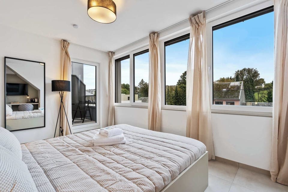 Relaxing Bedroom and Lounge – Enjoy a cozy queen-sized bed paired with a beautifully crafted wooden accent wall.