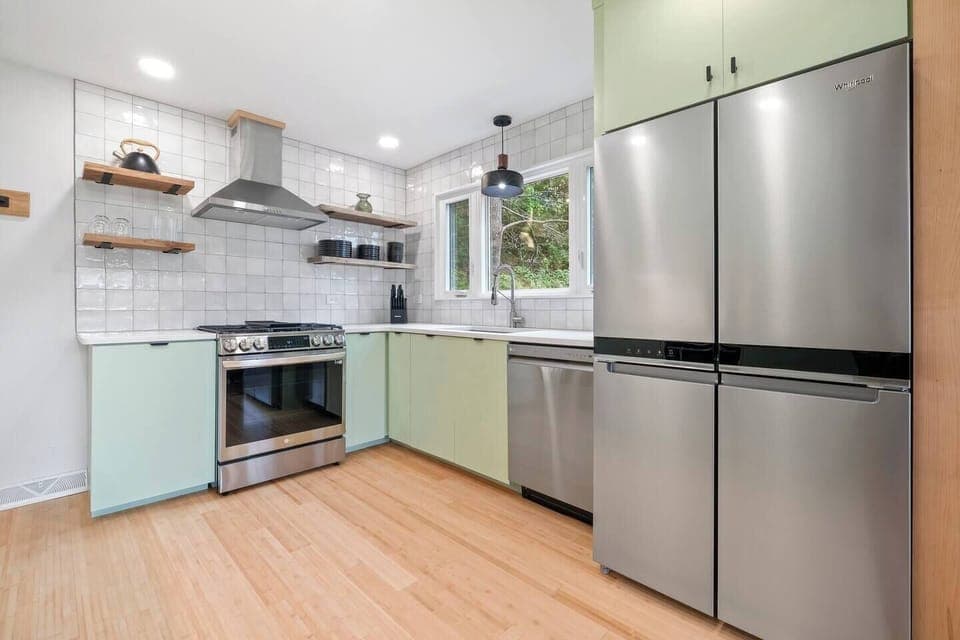 Fridge, oven, stove, microwave, and dishwasher