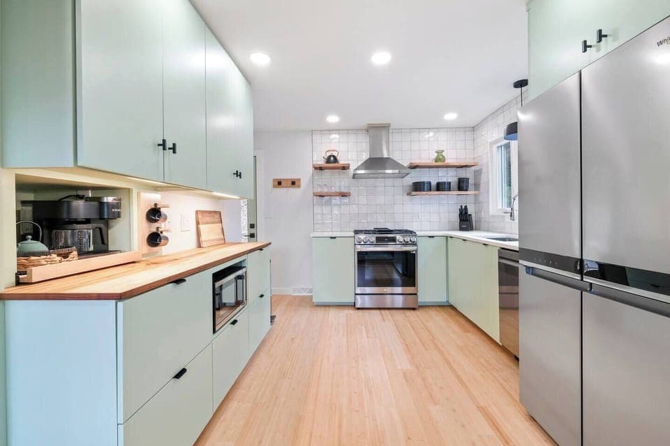 Enter the beautiful modern kitchen fully equipped for all of your cooking and baking needs.