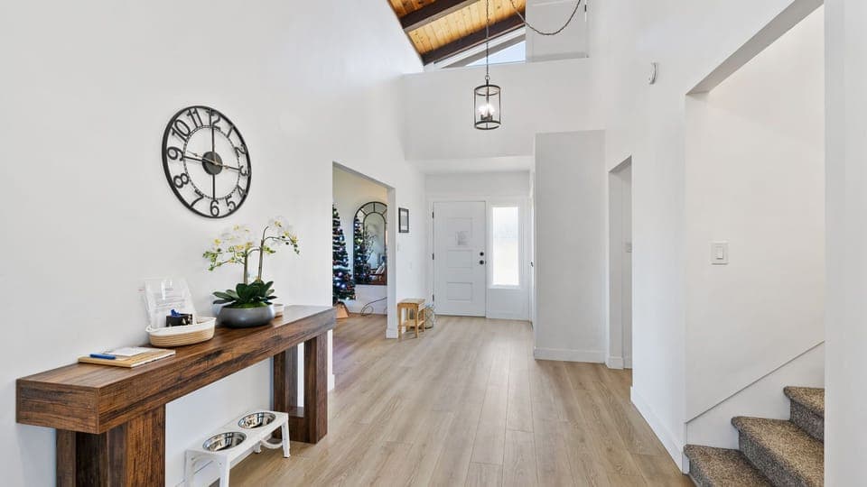 Nice big wide entry hallway