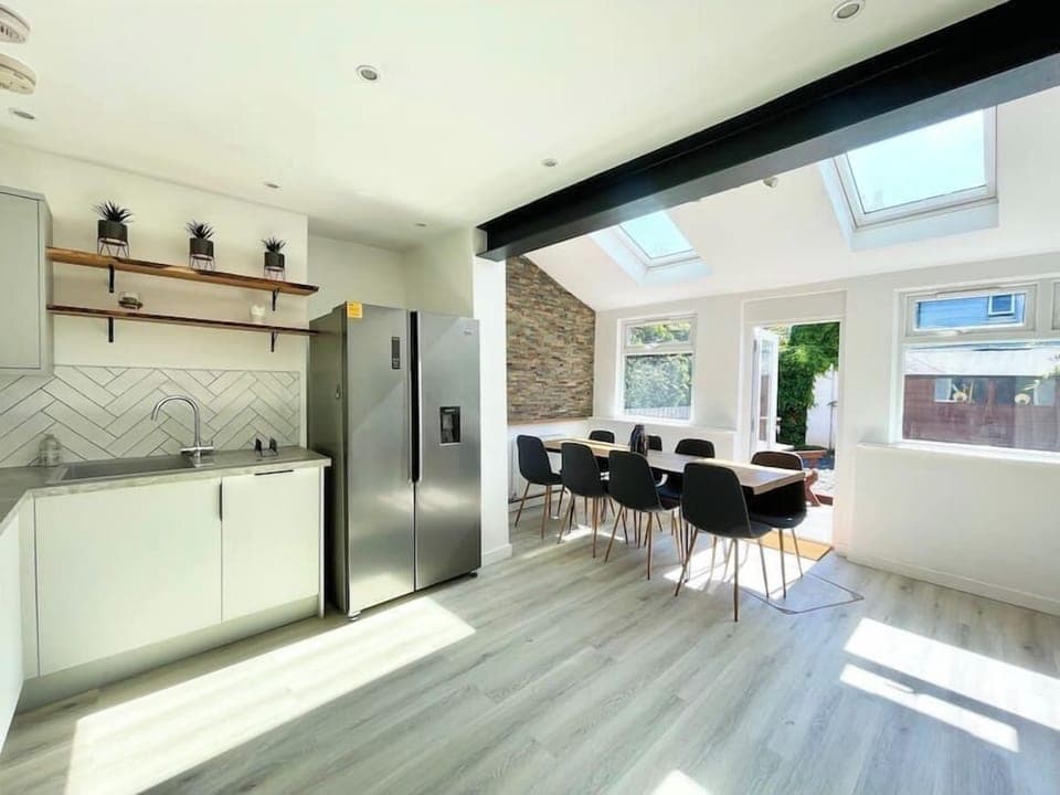 Spacious kitchen and dining area (1)