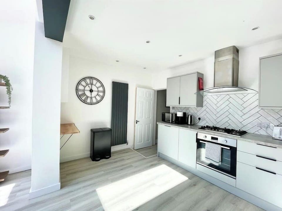 Spacious kitchen and dining area (2)