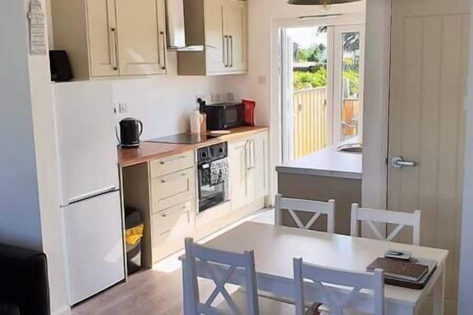 Fully equipped kitchen with fridge, dishwasher, electric stove and oven and washing machine