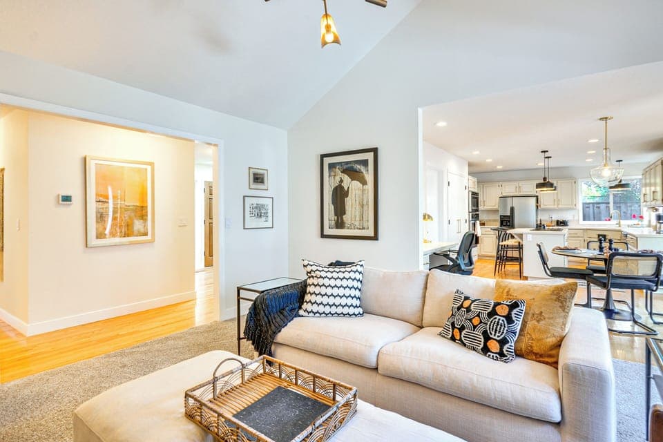 Front Living Area | Smart TV