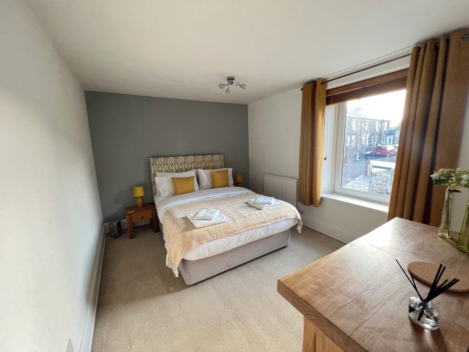 Bedroom 1 / Kingsize Bedroom with luxury linen, duvets and pillows.