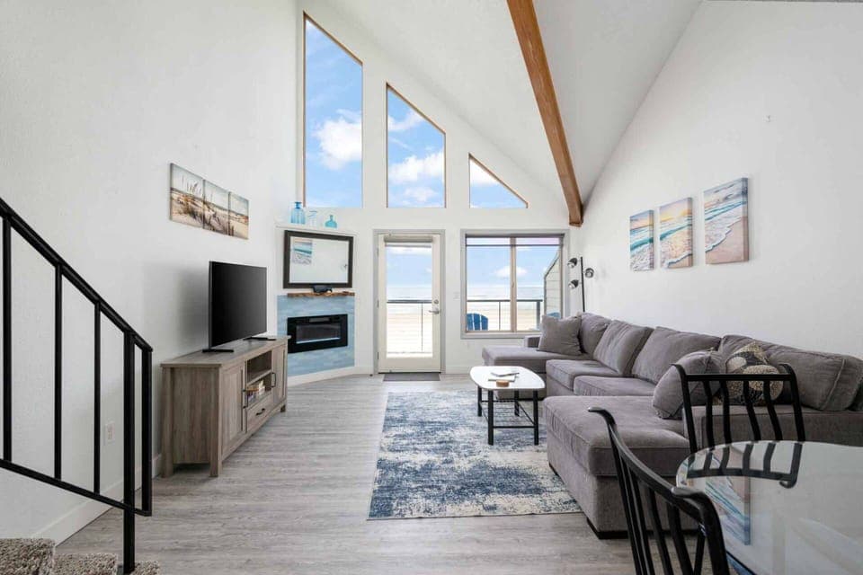 Welcome to Jan's Place! Please enjoy our breathtaking ocean view rental right near downtown Rockaway Beach, Oregon.