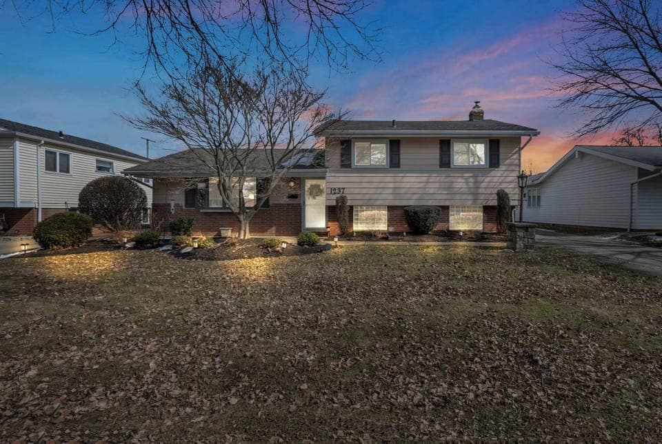 Looking for a quiet and cozy place to stay? This beautifully lit home provides the perfect retreat for travelers who appreciate comfort and style. 