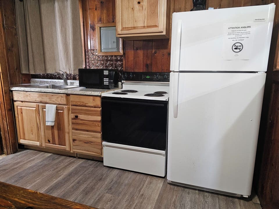Kitchen-Full size stove & refrigerator
