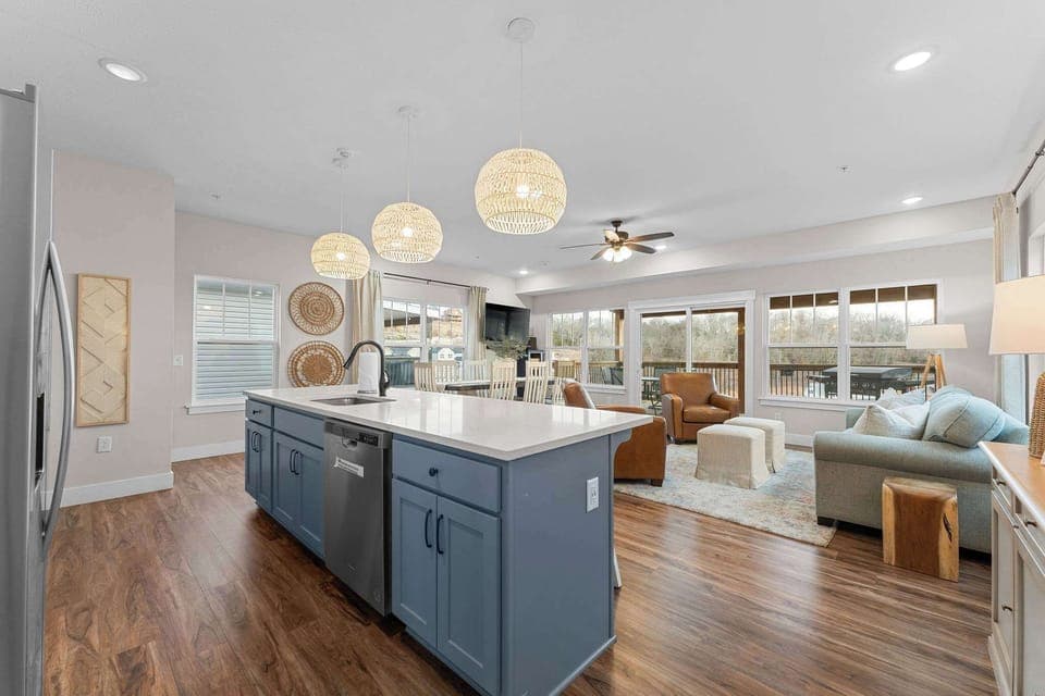 Walk right into this open living and dining space!