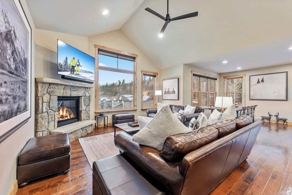 Main Living Space: Open layout, scenic mountain views, gas fireplace, 65” Smart TV, plush furnishings, 7-person dining table
