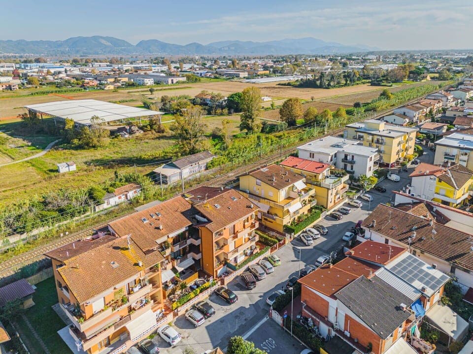 Building, Sky, Property, Window, House, Urban Design, Plant, Neighbourhood, Residential Area, Cityscape