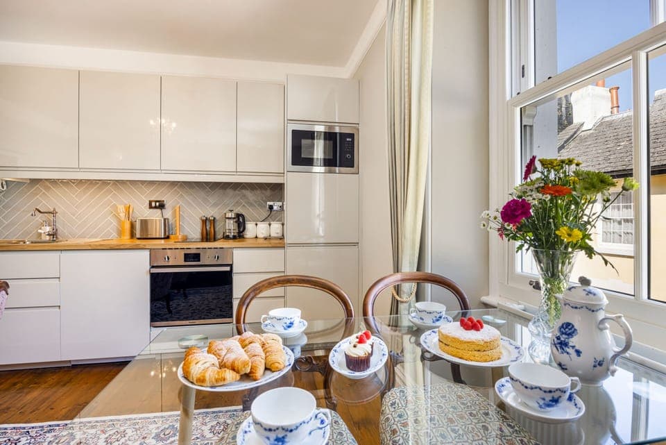 Kitchen/living room with dining table