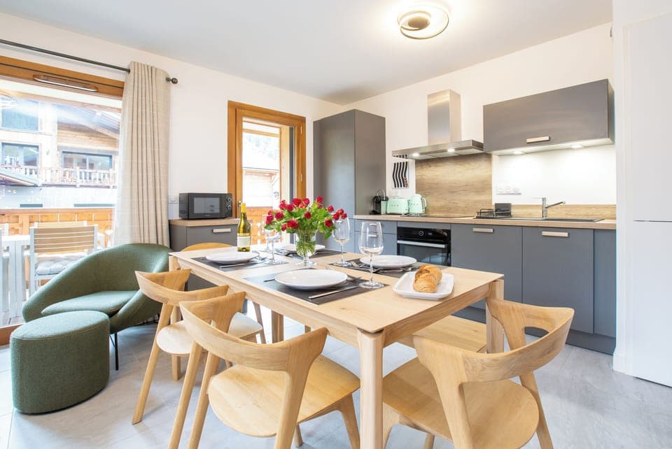Fully fitted kitchen & dining area