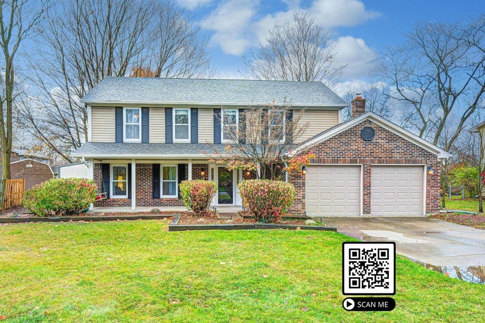 2,200+ sf lake house w/ a complete fenced backyard, accessible to the Misty Lake