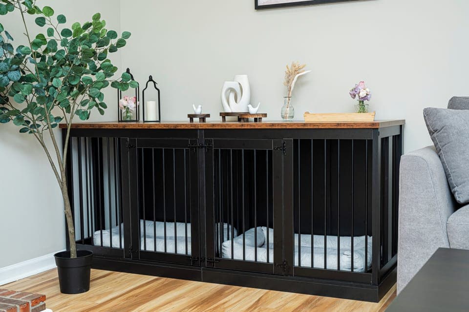 Perfect home away from home for your dogs.  3 small dogs fit into this space