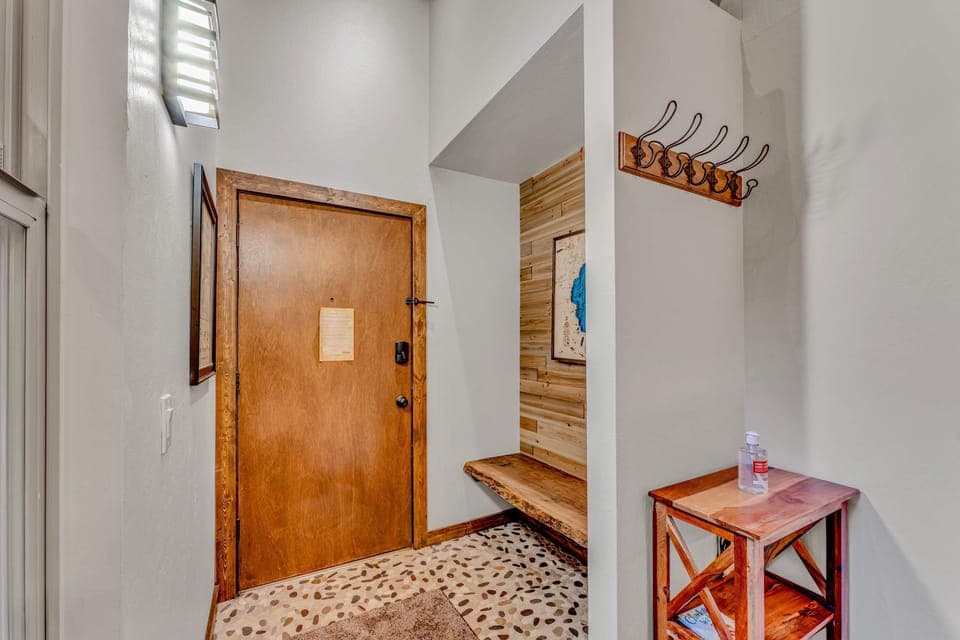 Entryway: Bench, coat hooks, storage space