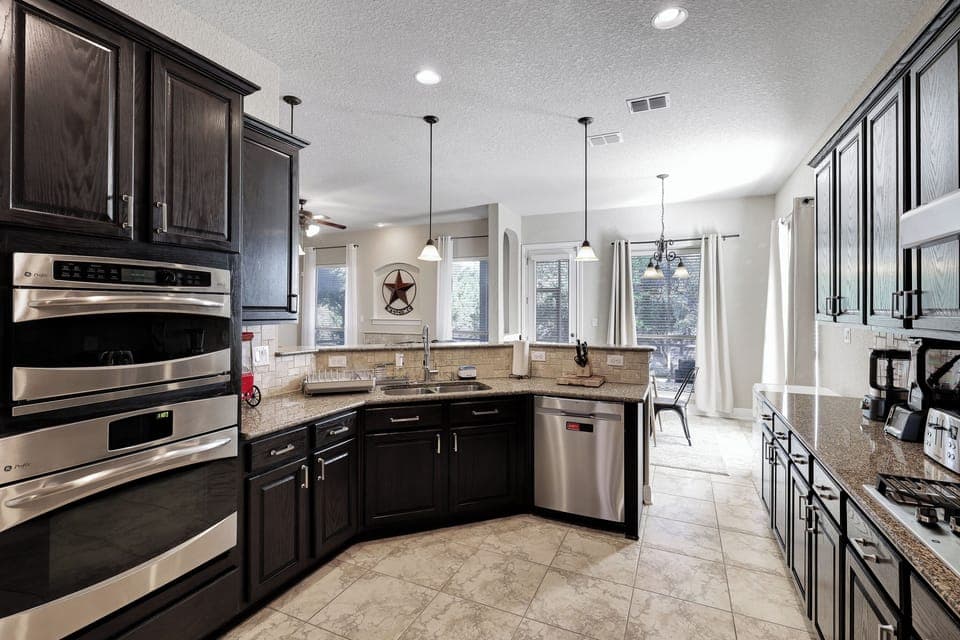 Fully equipped kitchen with high quality granite countertops.