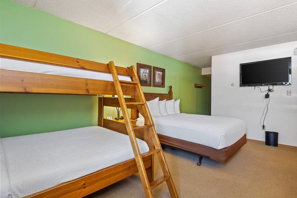 Screen, Indoors, TV, Bed, Bedroom