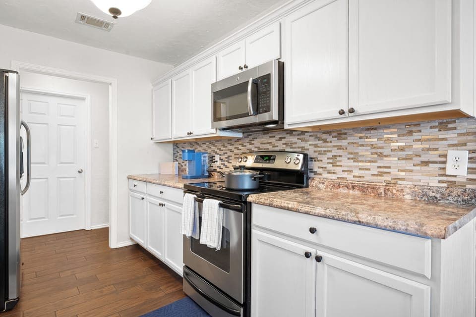 Kitchen has all your basic appliances.