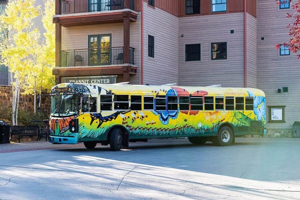 【Free Shuttle】 The Mountain Express stops at the Grand Lodge entrance — downtown in 6min