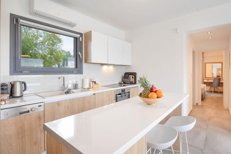 Kitchen with breakfast bar