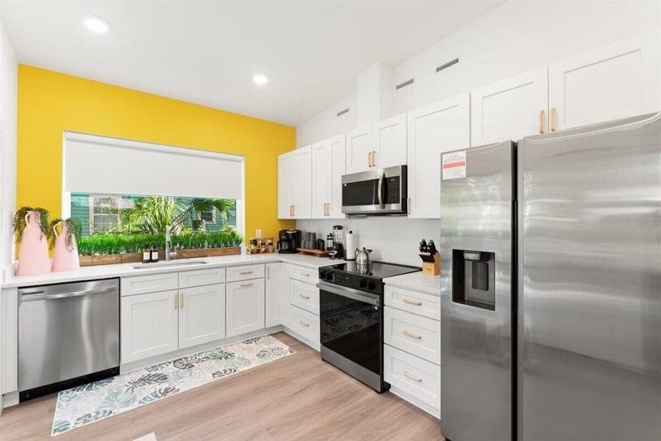 Fully Equipped Kitchen: Cook with ease in this modern kitchen, complete with all the essentials you need—everything from cookware to appliances.