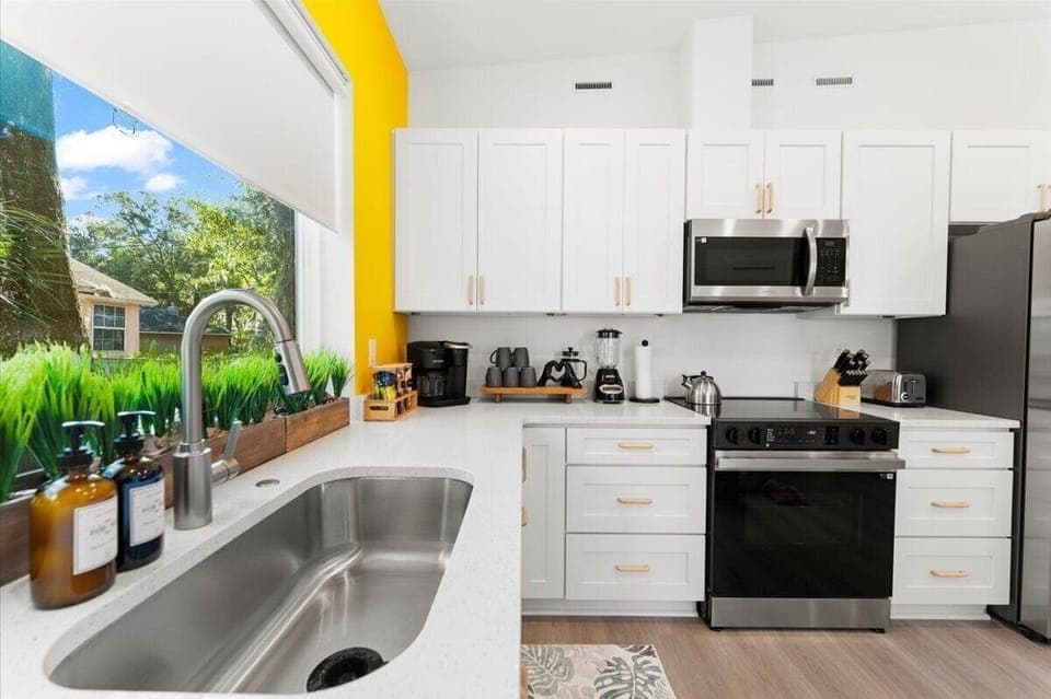 Cook in style with a fully loaded kitchen, featuring vibrant colors that add energy and charm to every meal. Equipped with all the essentials, it's the perfect space to inspire your culinary creativity.