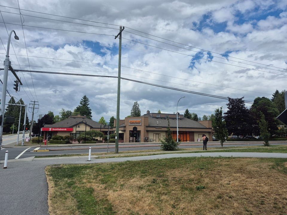 The shopping mall is a 5-minute walk from home. 