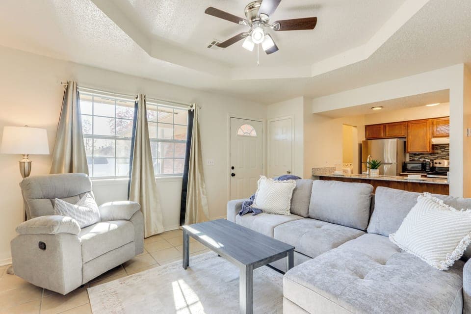 Living Room | Free WiFi | Smart TV | Queen Sleeper Sofa