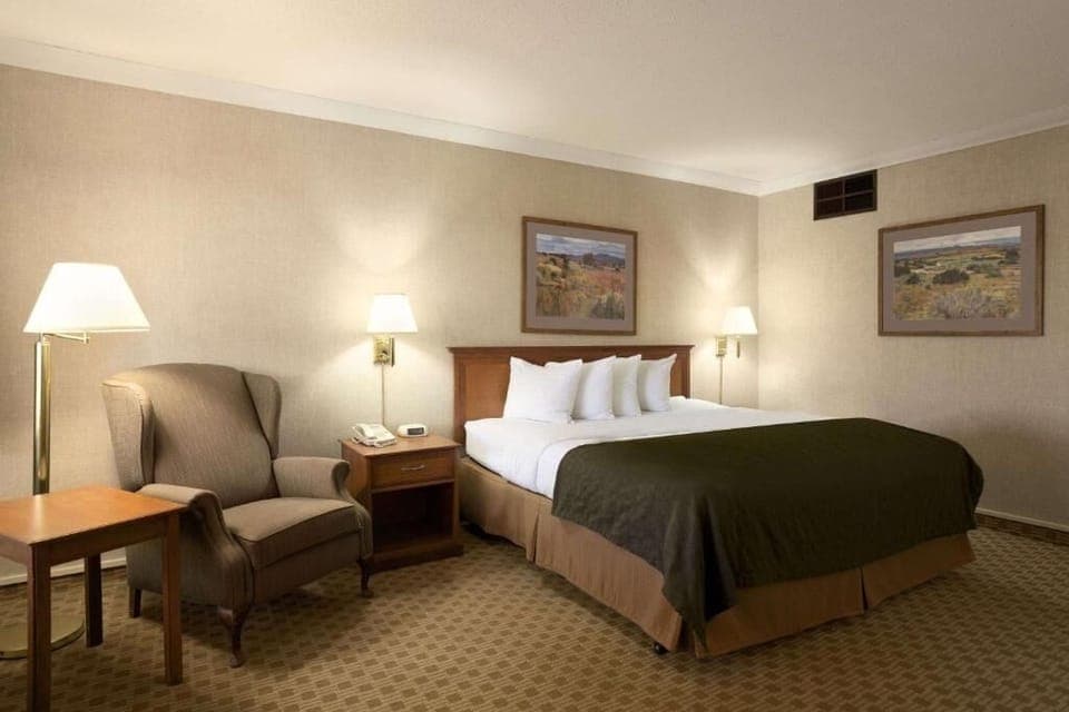 Unit with 1 King bed. Exact unit will be assigned upon arrival. Views, colors, and decor may vary.
