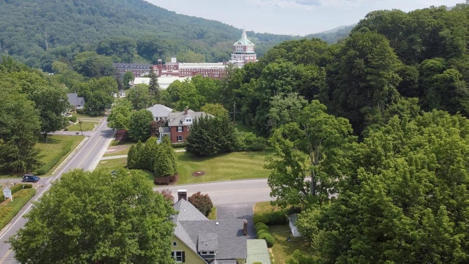 Amazing location within walking distance of Homestead Resort!