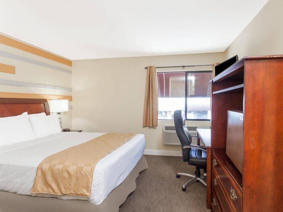 Unit with 1 Queen bed. Exact unit will be assigned upon arrival.