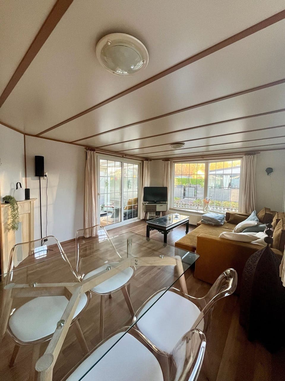 Living room, dining room, TV, seating for 4 people