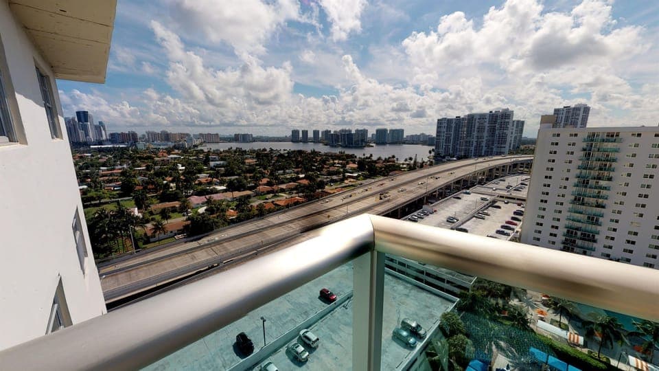 Large Balcony with Bay View! 