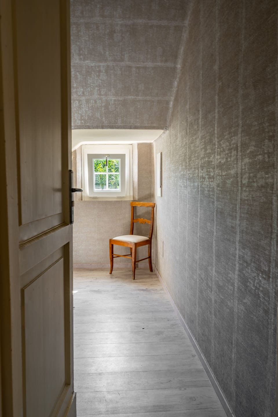 ripostiglio con accessori pulizia, prodotti per lavatrice e kit di emergenza. 