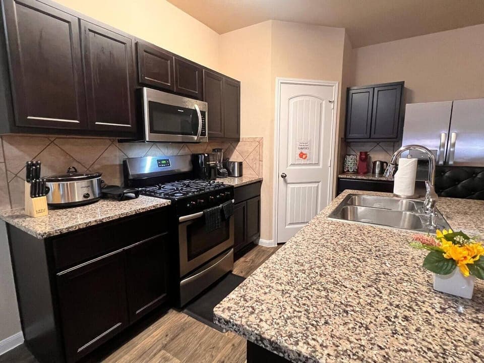 Fully equipped kitchen with granite countertops, stainless steel appliances, and ample space for cooking. Perfect for guests exploring nearby trails and wineries.

