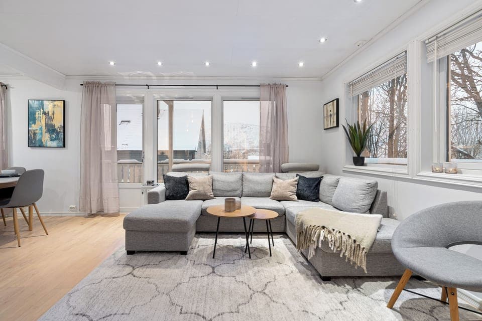 Spacious living room.