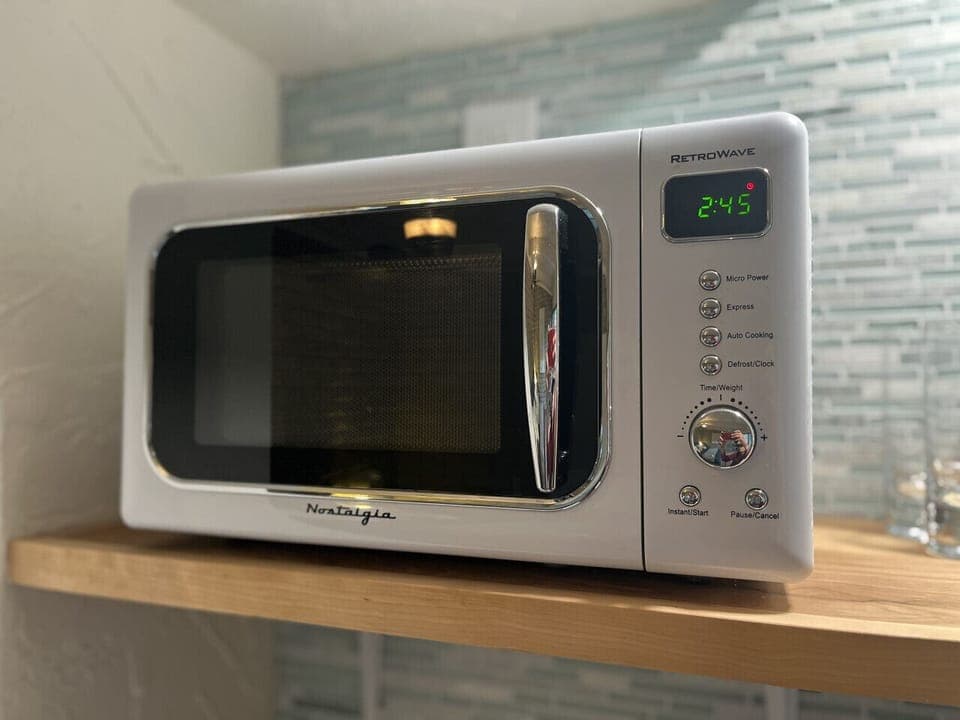 Retro charm meets modern convenience with our Nostalgia microwave.
