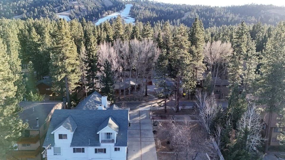 2 blocks from snow summit 