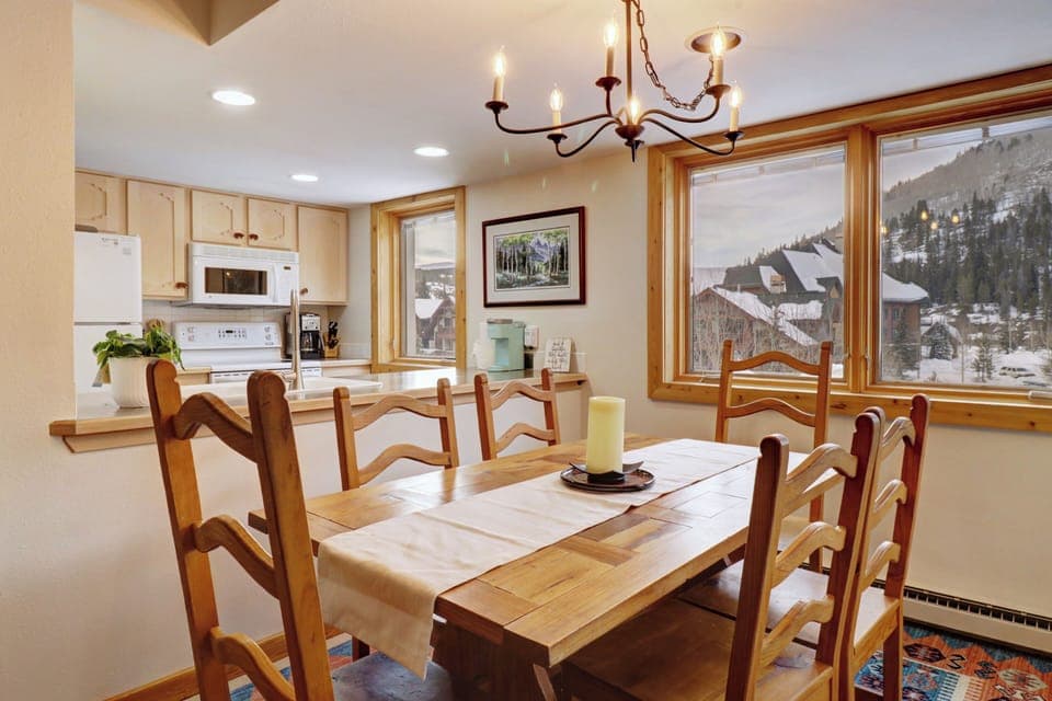 Dining room table right off of the kitchen.