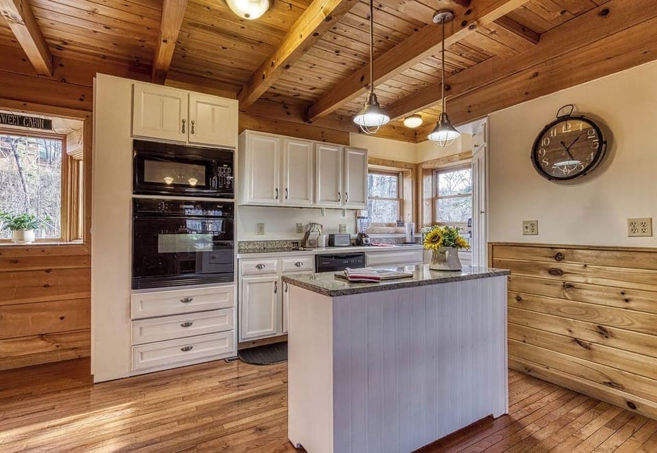 Kitchen stocked with all pota/pans/utensils you need!