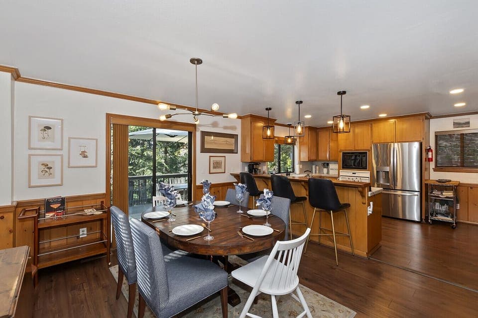 Open plan dining & kitchen