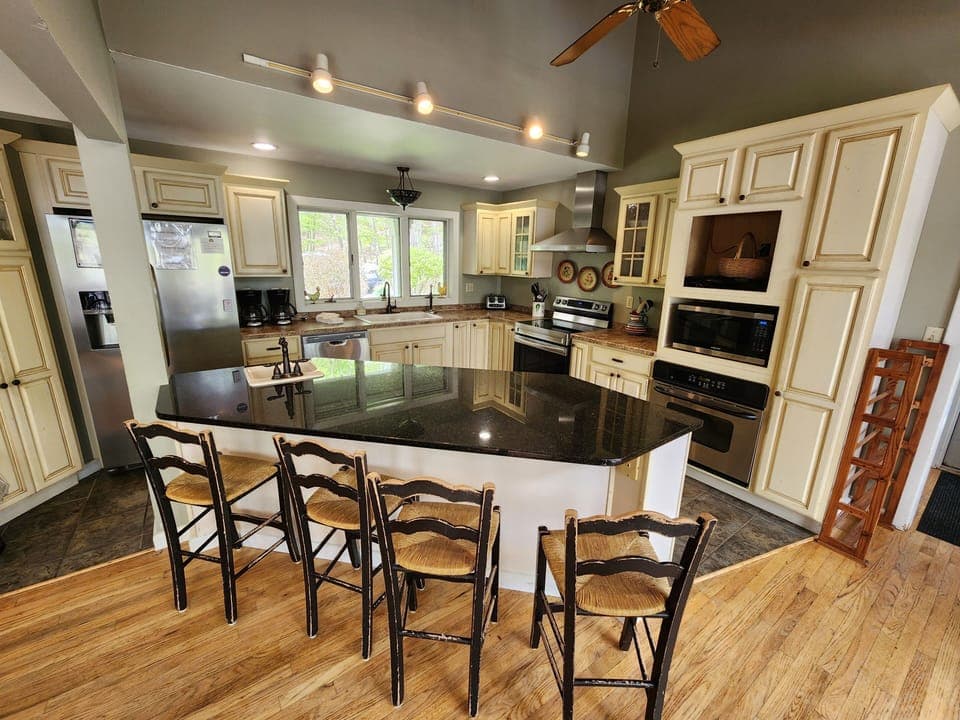 Kitchen with breakfast counter