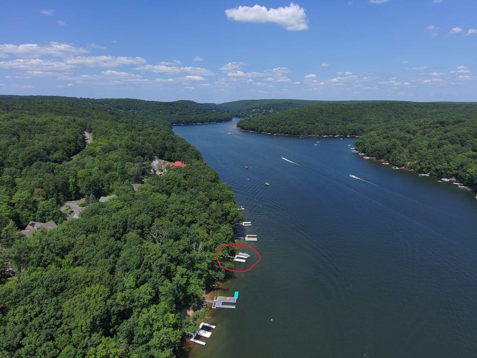 Great location on the lake; quick access to restaurants in McHenry and Oakland.