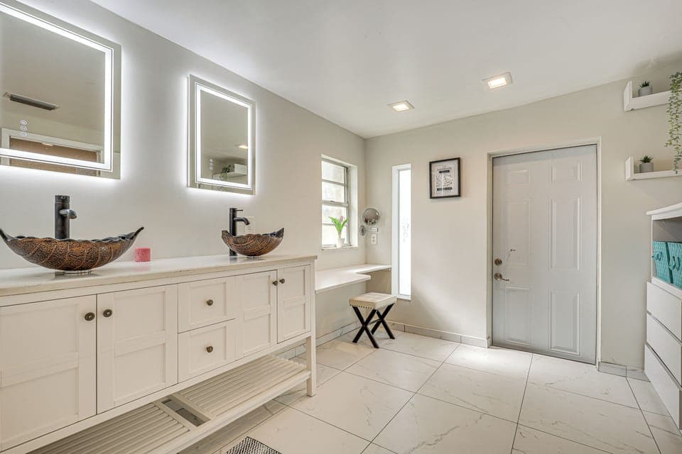 Full Bathroom | Towels Provided