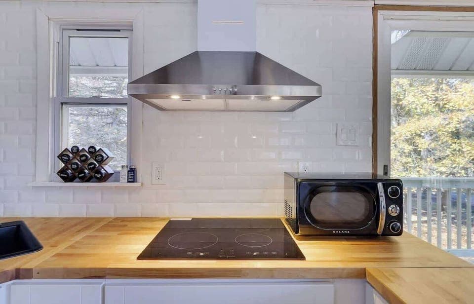 This kitchen has everything you need to cook up a delicious meal, including a modern stovetop.