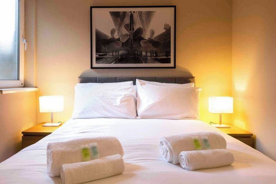 Master Bedroom - hotel quality Air king size bed 