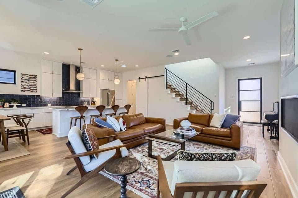 Inviting living space with warm lighting and thoughtfully chosen accents.